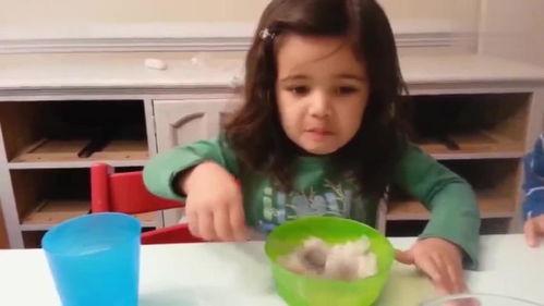 小萝莉吃瓜,小萝莉的甜蜜瓜果时光