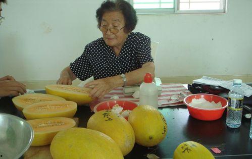 丹丹在客厅里吃瓜,夏日悠闲时光