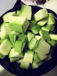 鸡吃小瓜,小瓜成为鸡儿的美食新宠