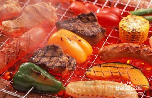 吃烧烤看瓜,夏日休闲新风尚