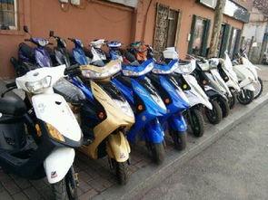 烟台摩托吃瓜,街头一幕引发网友热议