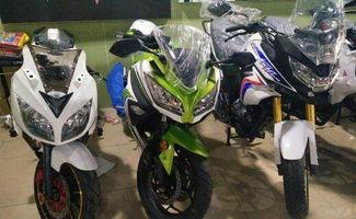 烟台摩托吃瓜,街头一幕引发网友热议