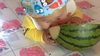 儿童搞笑吃瓜,小宝贝搞笑吃瓜瞬间