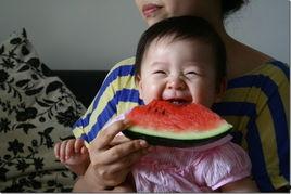 儿童搞笑吃瓜,小宝贝搞笑吃瓜瞬间