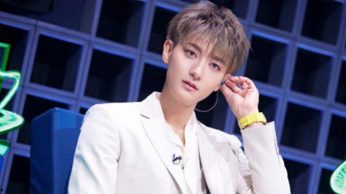 黄子韬吃瓜照片