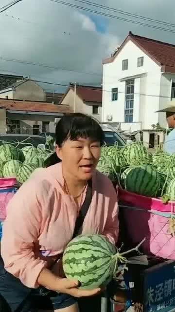 吃瓜大叔大妈和帅哥,吃瓜大叔大妈与帅哥的趣味碰撞