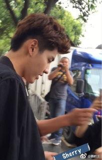 吃瓜大叔大妈和帅哥,吃瓜大叔大妈与帅哥的趣味碰撞