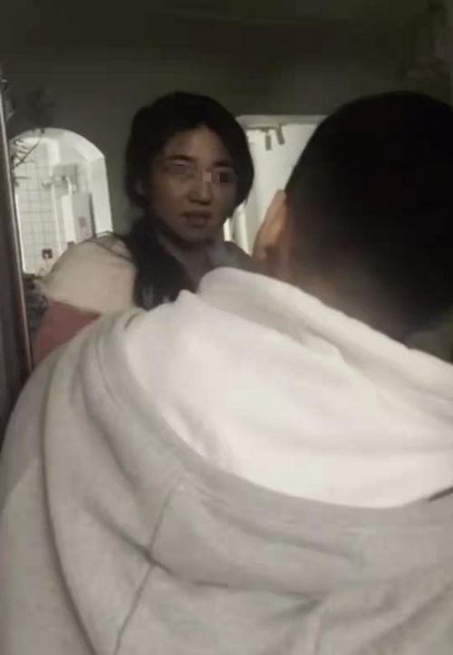 男子吃瓜女生上车,意外邂逅引发浪漫奇遇